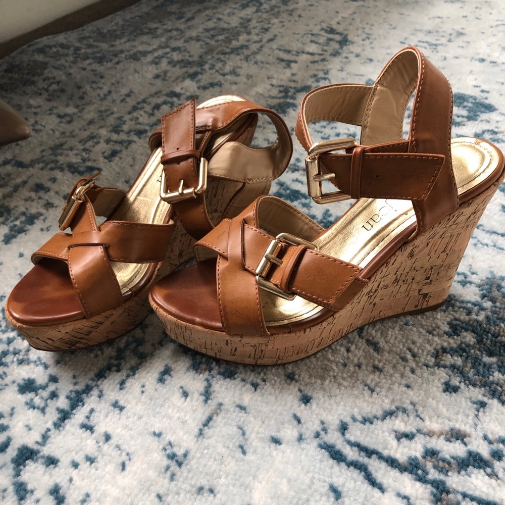 leather wedges, perfect for summer/weddings!
